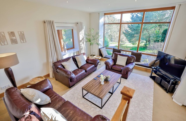 Stunning Country House. Cinema Rm, Games Rm/Pool Table, Bar, Hot Tub & Library