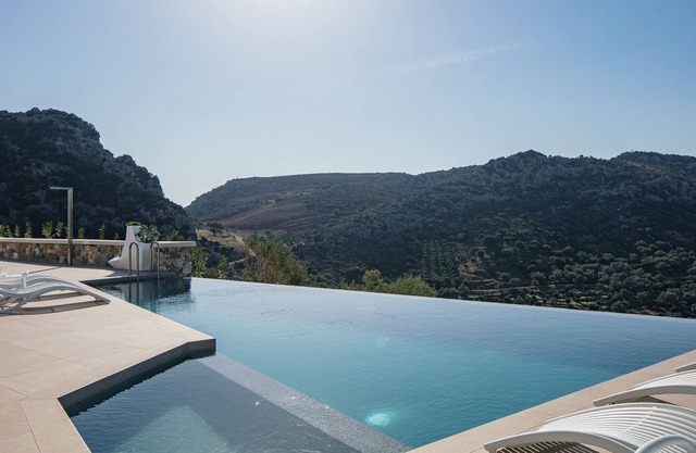 Stunning countryside views, full privacy, relaxing ambiance and infinity pool!