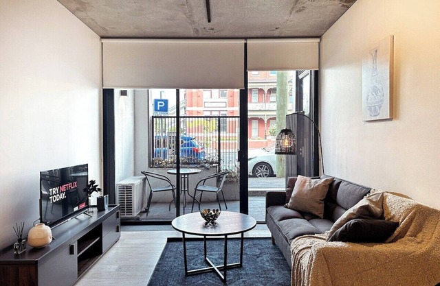 Stunning courtyard 2BR1BA North Melbourne+Parking