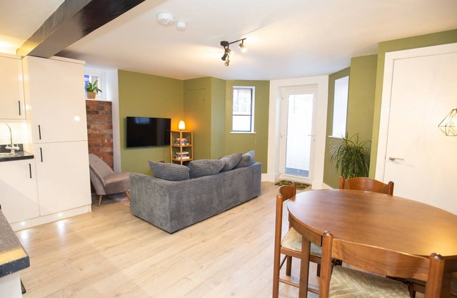 Stunning Flat in West Didsbury Near Burton Road