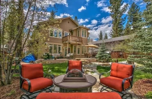 Stunning Forest Retreat - Walk to upper Truckee river!