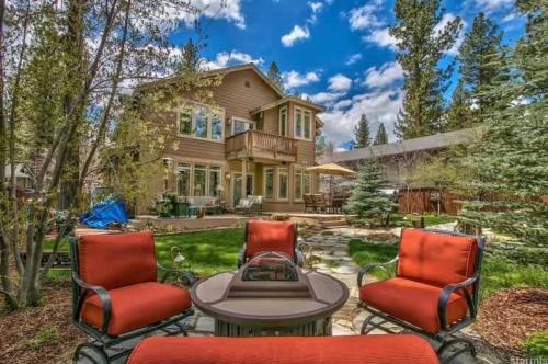 Stunning Forest Retreat - Walk to upper Truckee river