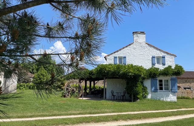 Stunning Gite, private garden, large heated pool, tranquil and historic setting