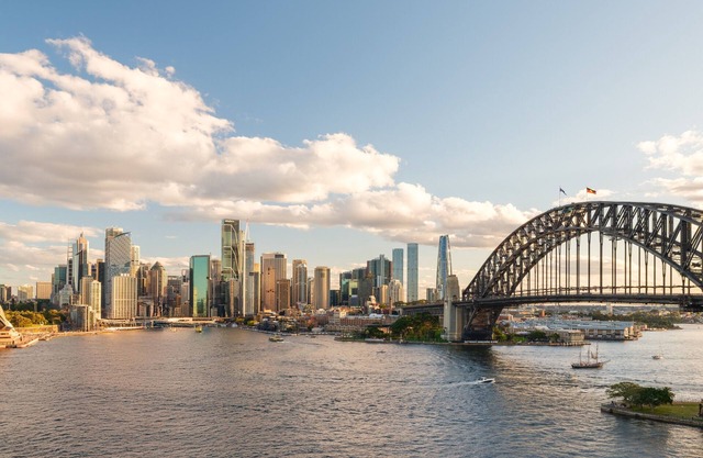 Stunning Harbour View Retreat in Kirribilli with AC and free parking