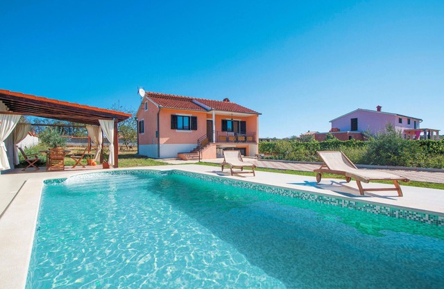 Stunning home in Cukrici with WiFi