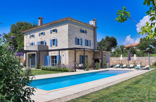 Stunning home in Tinjan