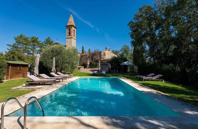 Stunning private villa with private pool, WIFI, TV and patio, close to Greve In Chianti