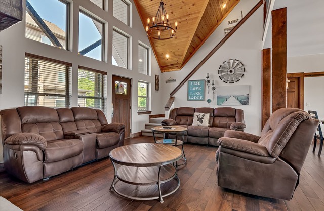 Stunning Lakefront Lodge on Indian Point! 7 BR, 6BA! Boat Silp Included