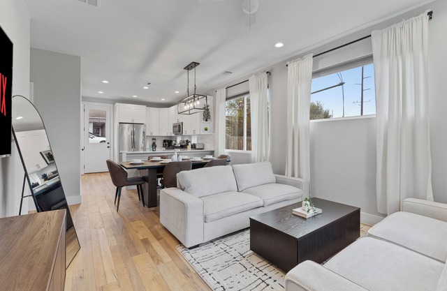 Stunning Location - 5 Mins to DT & UT! - 3 BR Gem