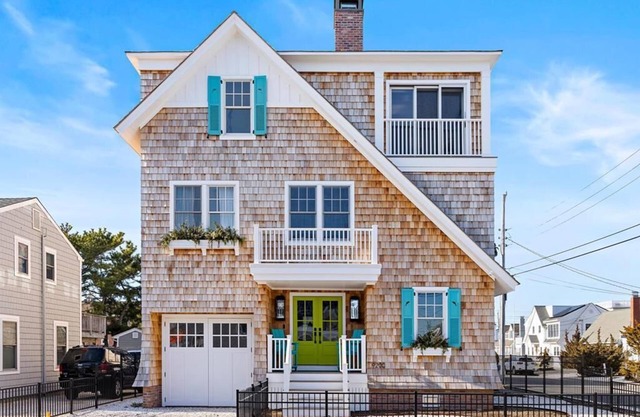 Stunning Ocean-Side 4 Bedroom Property with a Hot Tub and Endless Views