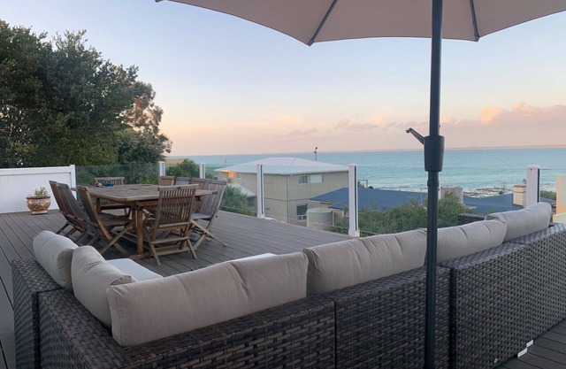 Stunning ocean views! FREE WIFI!