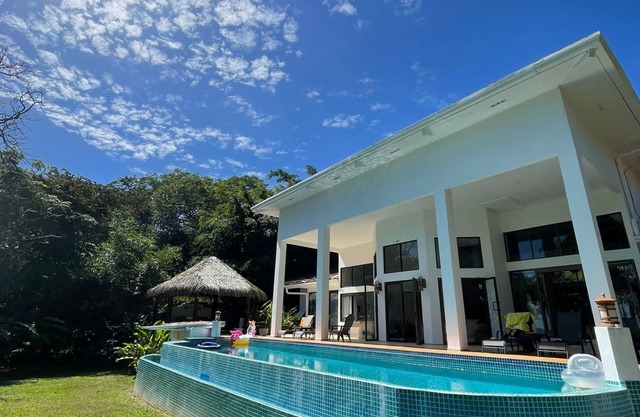 Stunning Oceanfront 4-Bdrm Villa w/Infinity Pool
