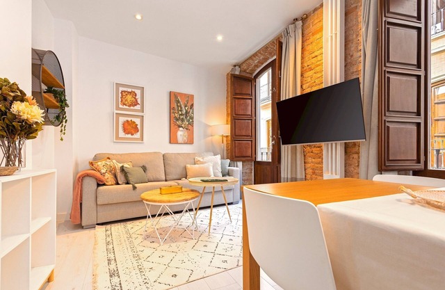 Stunning one-bedroom apartment near the Cathedral. Zacatin 201