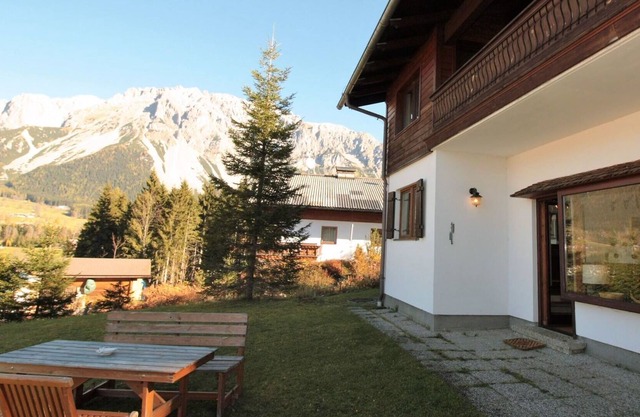 Stunning private villa for 8 people with WIFI, TV, terrace, pets allowed and parking