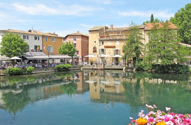 Stunning private villa with hot tub, private pool, WIFI, A/C, TV, patio, pets allowed and parking