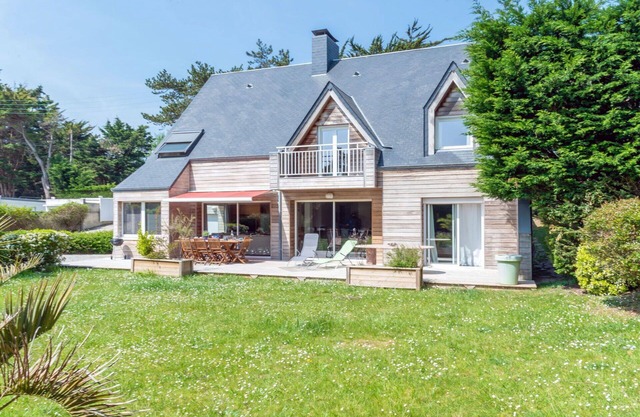 Stunning private villa for 12 people with TV, terrace and pets allowed