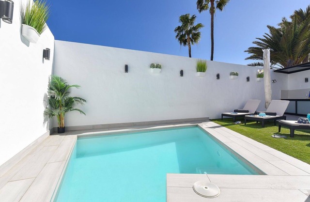 Stunning private villa for 6 guests with A/C, private pool, WIFI, TV, patio and pets allowed