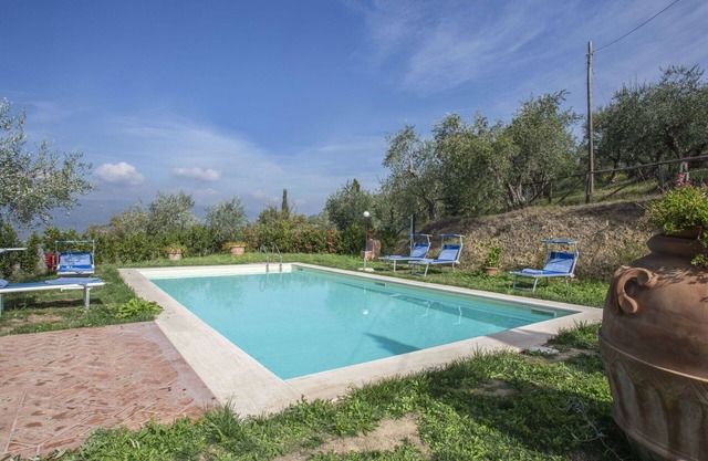 Stunning private villa for 9 people with WIFI, private pool, hot tub, TV, terrace and pets allowed