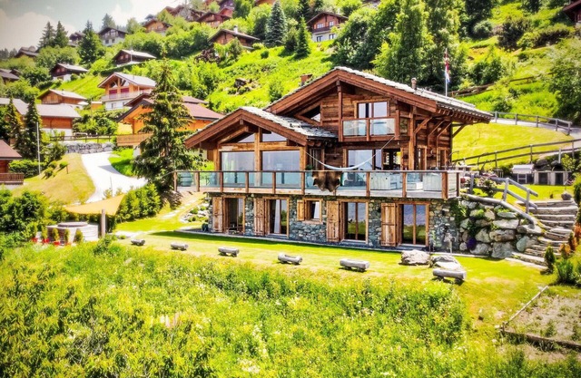Stunning private villa for 8 guests with hot tub, WIFI, TV, terrace and pets allowed