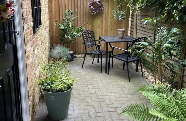 Stunning Private En-suite Studio in Cobham