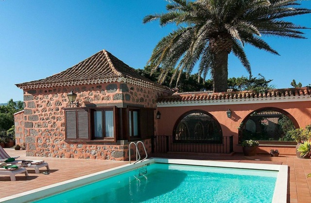 Stunning private villa for 10 guests with WIFI, pool, TV, patio and parking