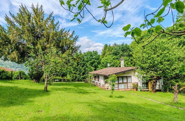 Stunning private villa for 4 guests with WIFI, TV, patio, pets allowed and panoramic view