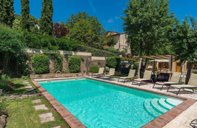 Stunning private villa with private pool, A/C, WIFI, TV, veranda and pets allowed, close to Arezzo