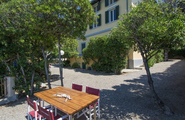 Stunning private villa for 9 people with WIFI, TV, patio and pets allowed