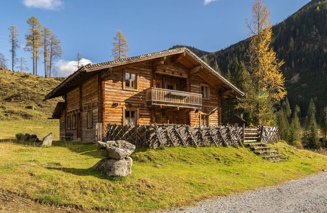 Stunning private villa for 17 guests with WIFI, TV and balcony