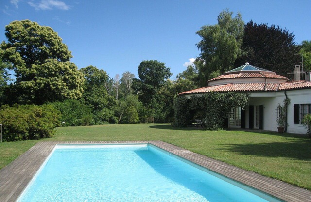 Stunning private villa for 12 people with WIFI, private pool, TV and patio