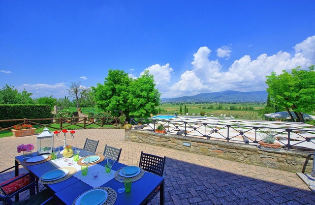 Stunning private villa with private pool, WIFI, hot tub, A/C and panoramic view, close to Cortona