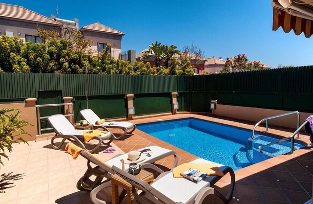 Stunning private villa for 8 guests with A/C, private pool, WIFI, TV, patio and pets allowed