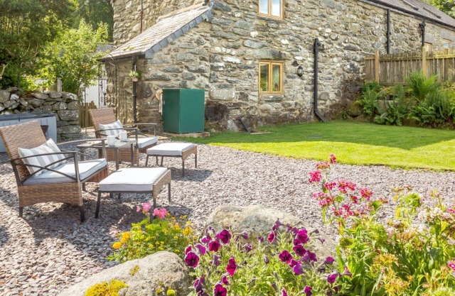 Stunning private villa for 2 people with TV, patio, pets allowed, panoramic view and parking