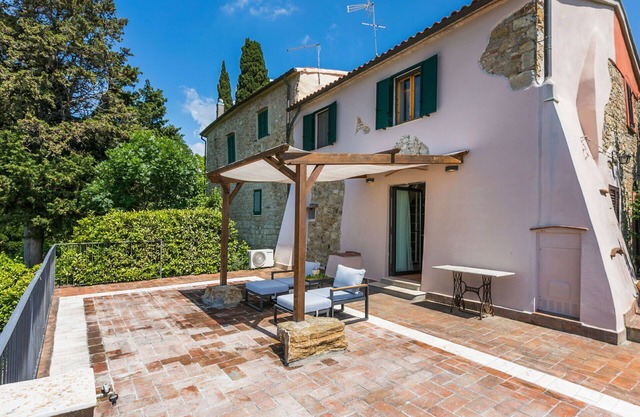 Stunning private villa for 5 guests with WIFI, A/C, TV, patio, pets allowed and panoramic view