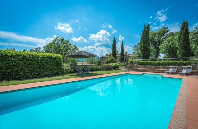 Stunning private villa for 20 people with WIFI, private pool, patio, pets allowed and panoramic .