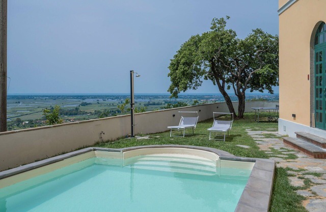 Stunning private villa with WIFI, A/C, private pool, TV, veranda, panoramic view, close to Viareggio