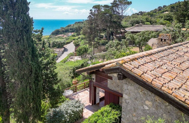 Stunning private villa for 8 guests with WIFI, A/C, TV, patio and pets allowed