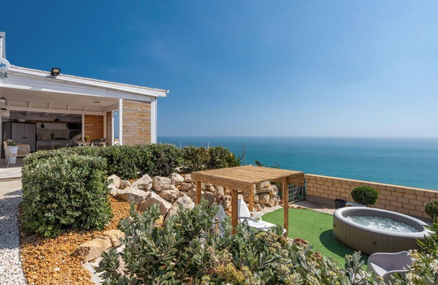 Stunning private villa for 6 people with A/C, WIFI, TV, terrace, pets allowed and panoramic view