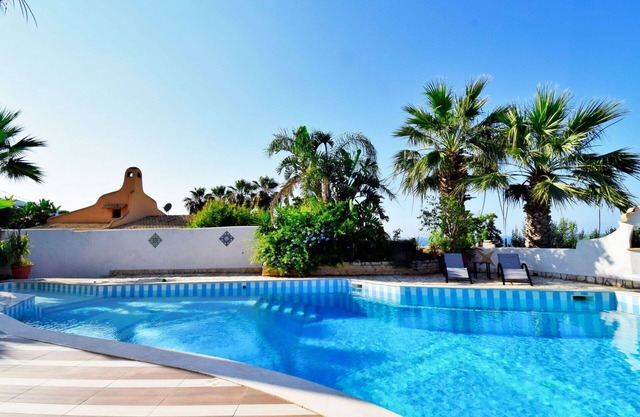 Stunning private villa with hot tub, WIFI, private pool, A/C, TV, terrace and panoramic view