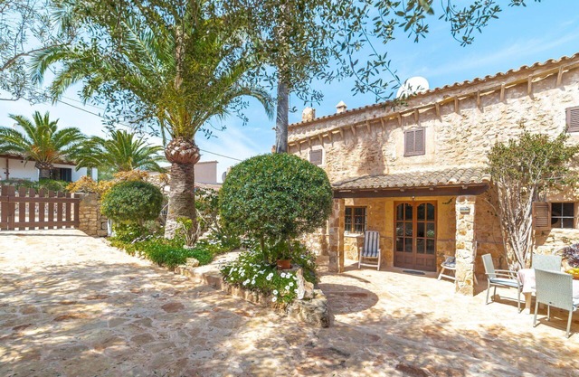 Stunning private villa for 6 people with TV, balcony and pets allowed