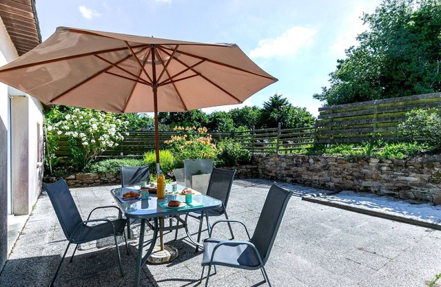 Stunning private villa for 4 guests with WIFI, pool, pets allowed and parking