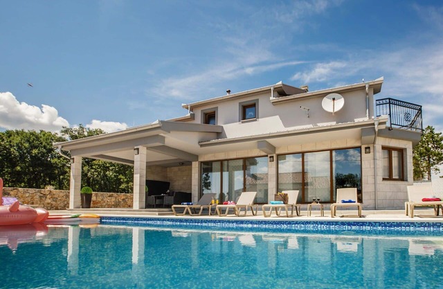 Stunning private villa with private pool, A/C, hot tub, WIFI, TV, terrace and panoramic view