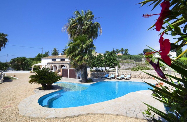 Stunning private villa for 8 people with hot tub, private pool, WIFI, A/C, TV and patio