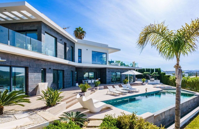 Stunning private villa for 8 people with private pool, WIFI, A/C, hot tub, TV and patio