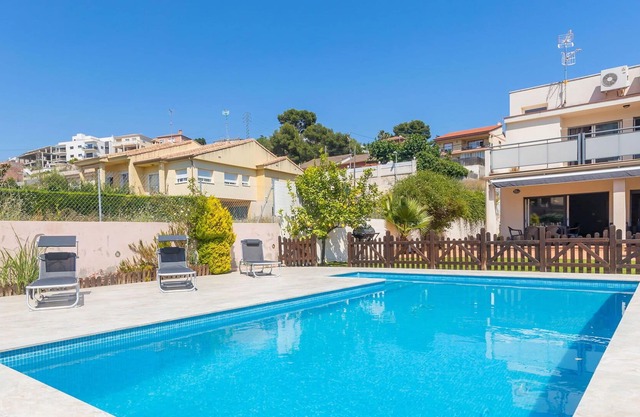 Stunning private villa for 7 people with private pool, A/C, TV, patio and parking