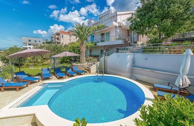 Stunning private villa for 10 people with hot tub, WIFI, A/C, private pool, TV, terrace and park.