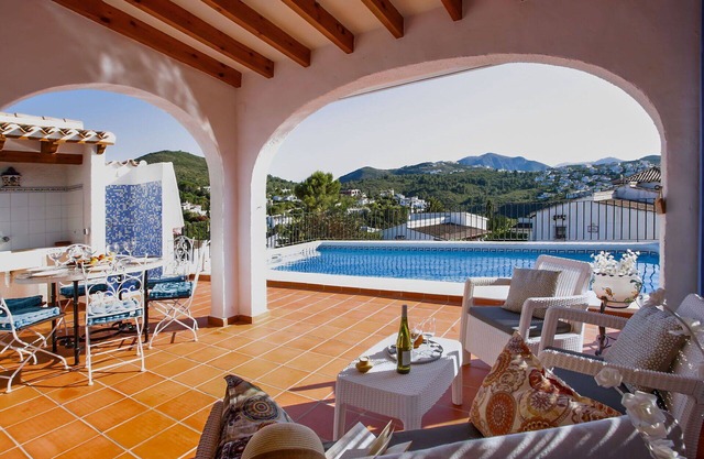 Stunning private villa for 6 people with WIFI, A/C, private pool, TV and terrace