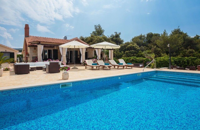 Stunning private villa for 10 guests with A/C, private pool, hot tub, WIFI, TV and terrace