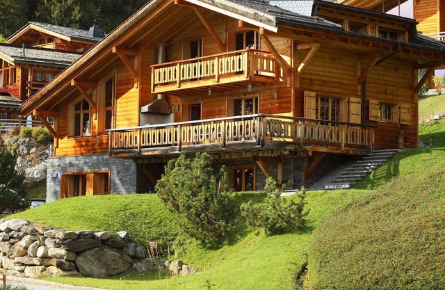 Stunning private villa for 8 guests with hot tub, WIFI, TV, terrace, pets allowed and parking