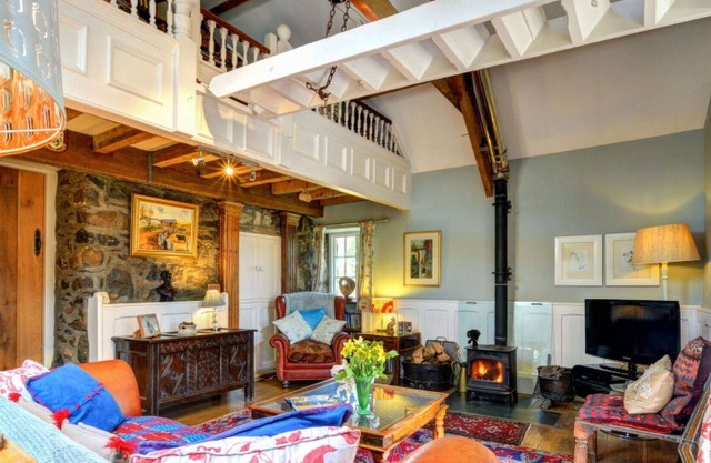 Stunning private villa for 4 guests with WIFI, TV, patio, pets allowed, panoramic view and parking